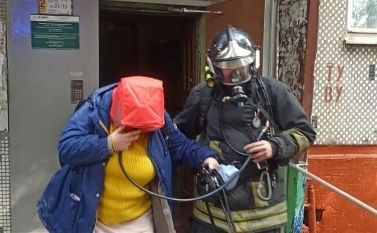 На пожаре в пятиэтажке на ул. Седова огнеборцы спасли трех человек