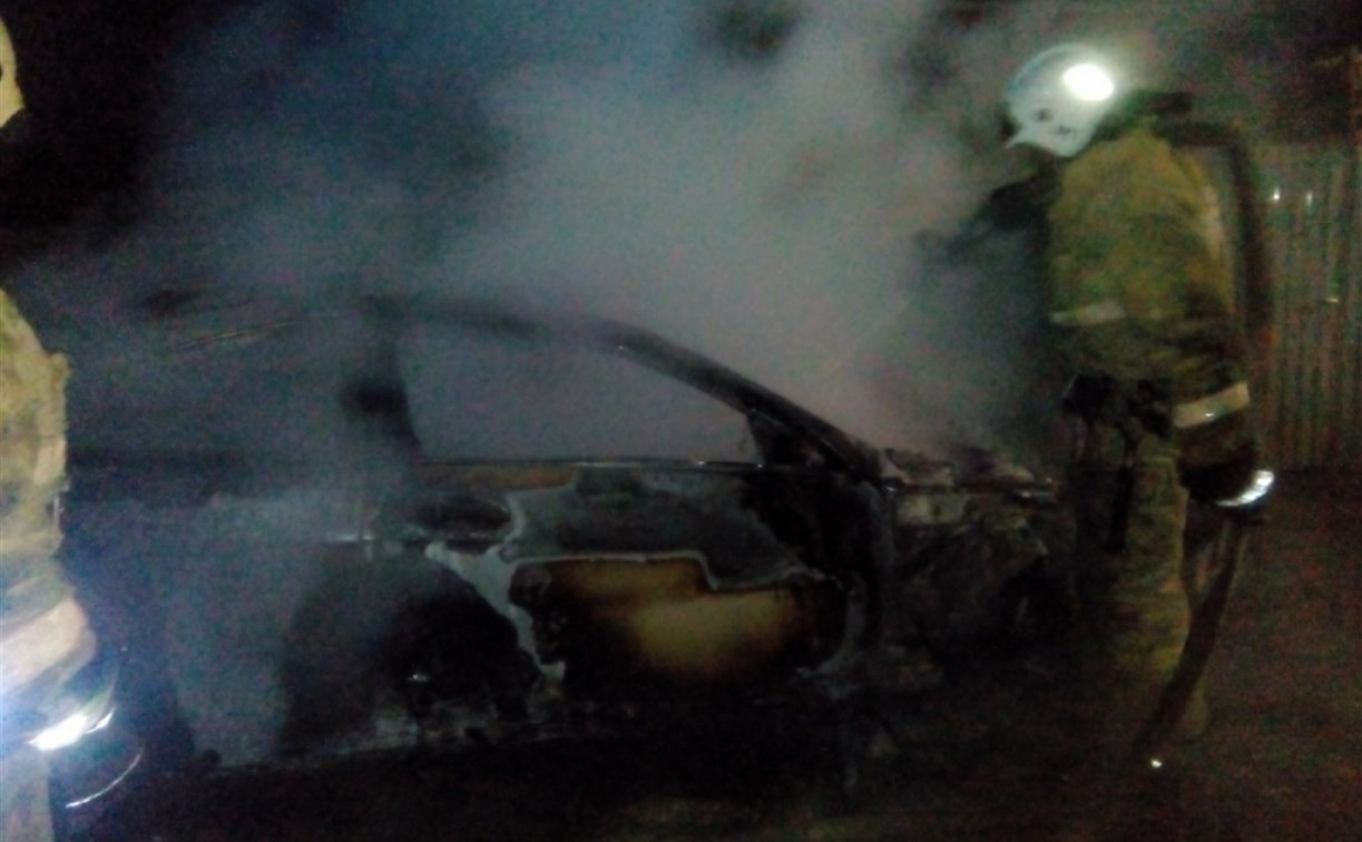 В Туле ночью сгорел автомобиль «Мерседес»