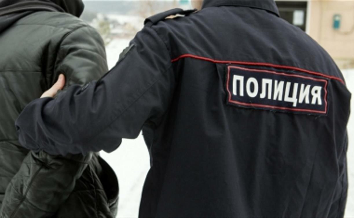 В Новомосковске женщина устроила скандал в отделе полиции из-за задержания сына