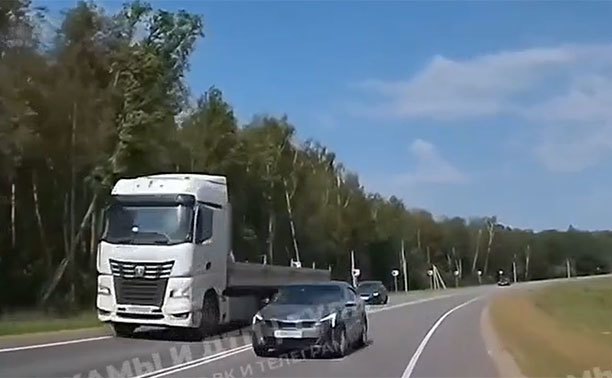Под Тулой водитель при обгоне опасно выехал на встречку