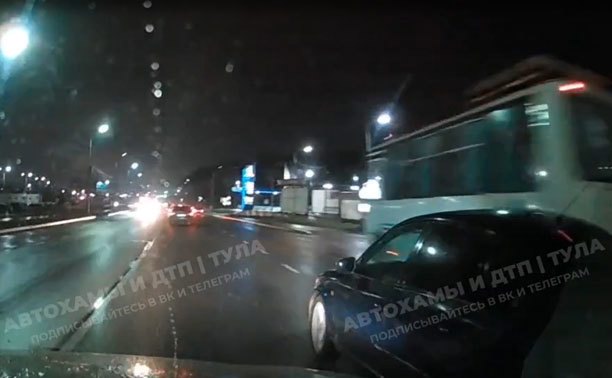 В Туле лихач едва не устроил ДТП с автобусом