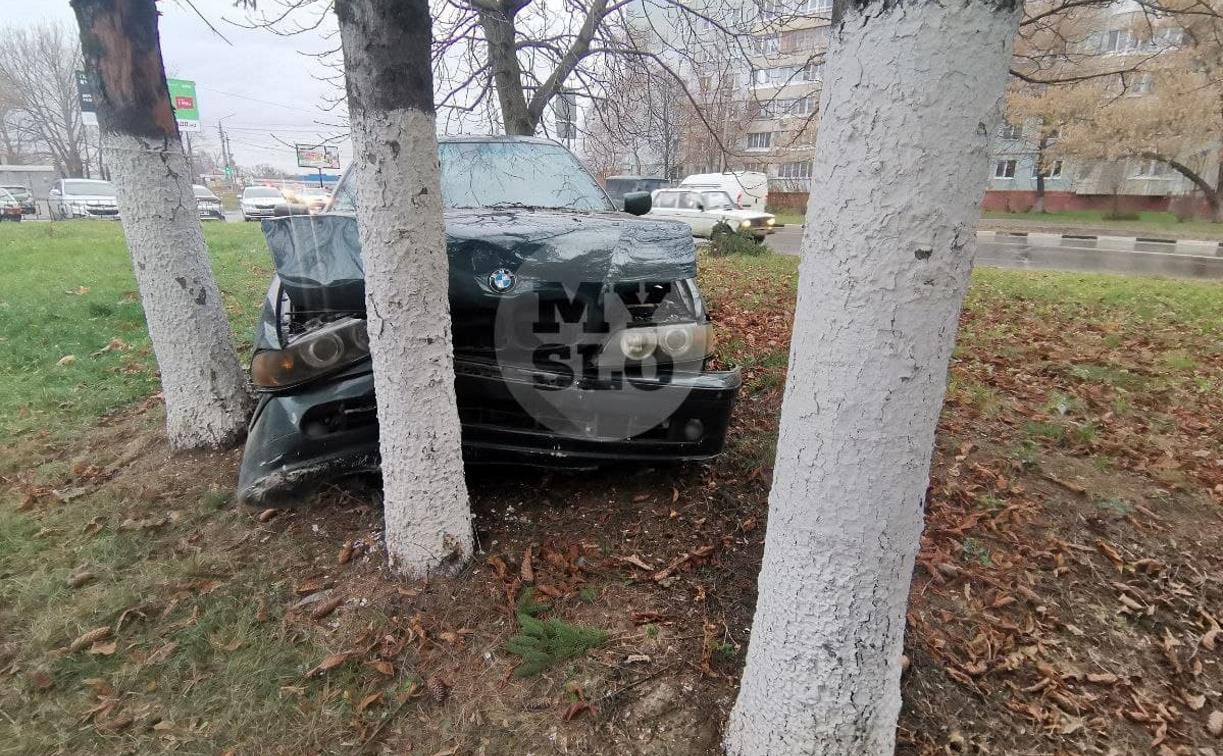 В Туле BMW влетел в дерево: пострадал водитель