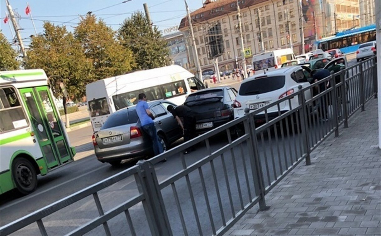 На улице Советской в Туле столкнулись три автомобиля