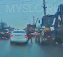 На пр. Ленина водитель трактора чудом не попал под машину: видео