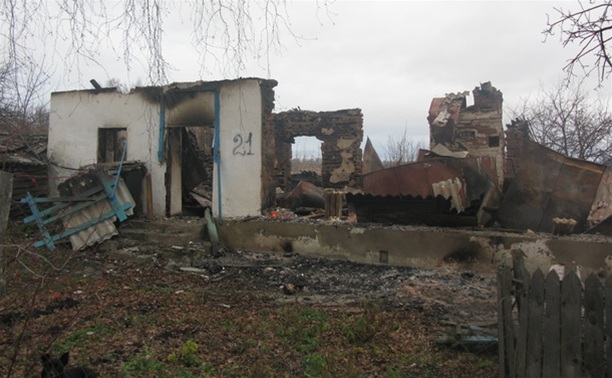 В Кимовском районе полностью сгорел деревянный дом