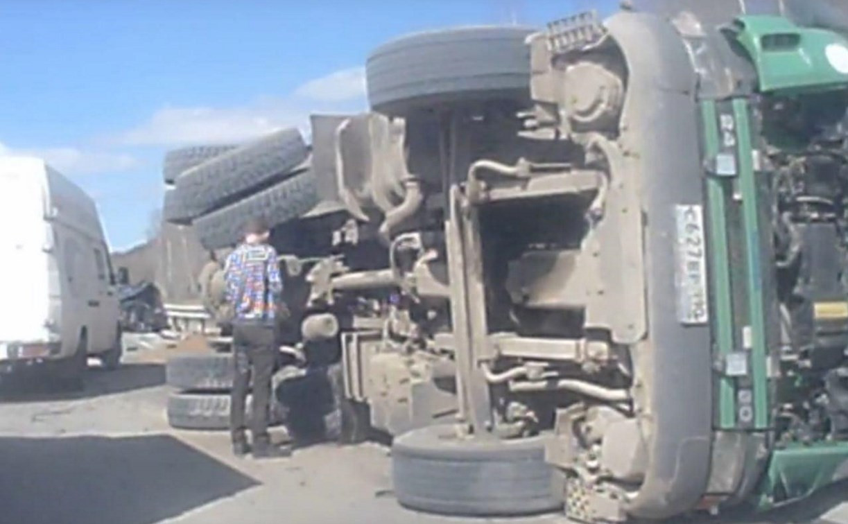 Страшное ДТП под Тулой: грузовик придавил «Шевроле»