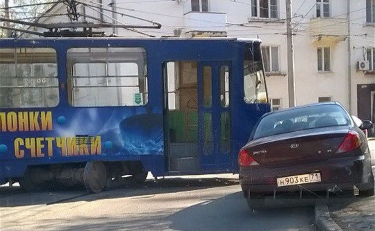 На улице Михеева трамвай сошел с рельсов