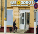 Разбиты стекла, работает полиция: в Туле пытались обнести ювелирный магазин напротив «Гостиного двора»