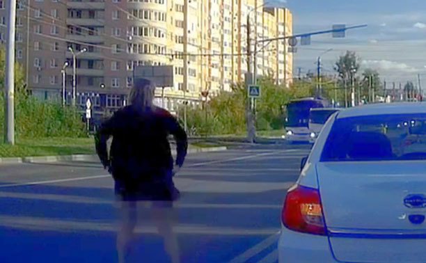 Недотерпела или что? Автоледи сделала вынужденную остановку прямо на середине проспекта