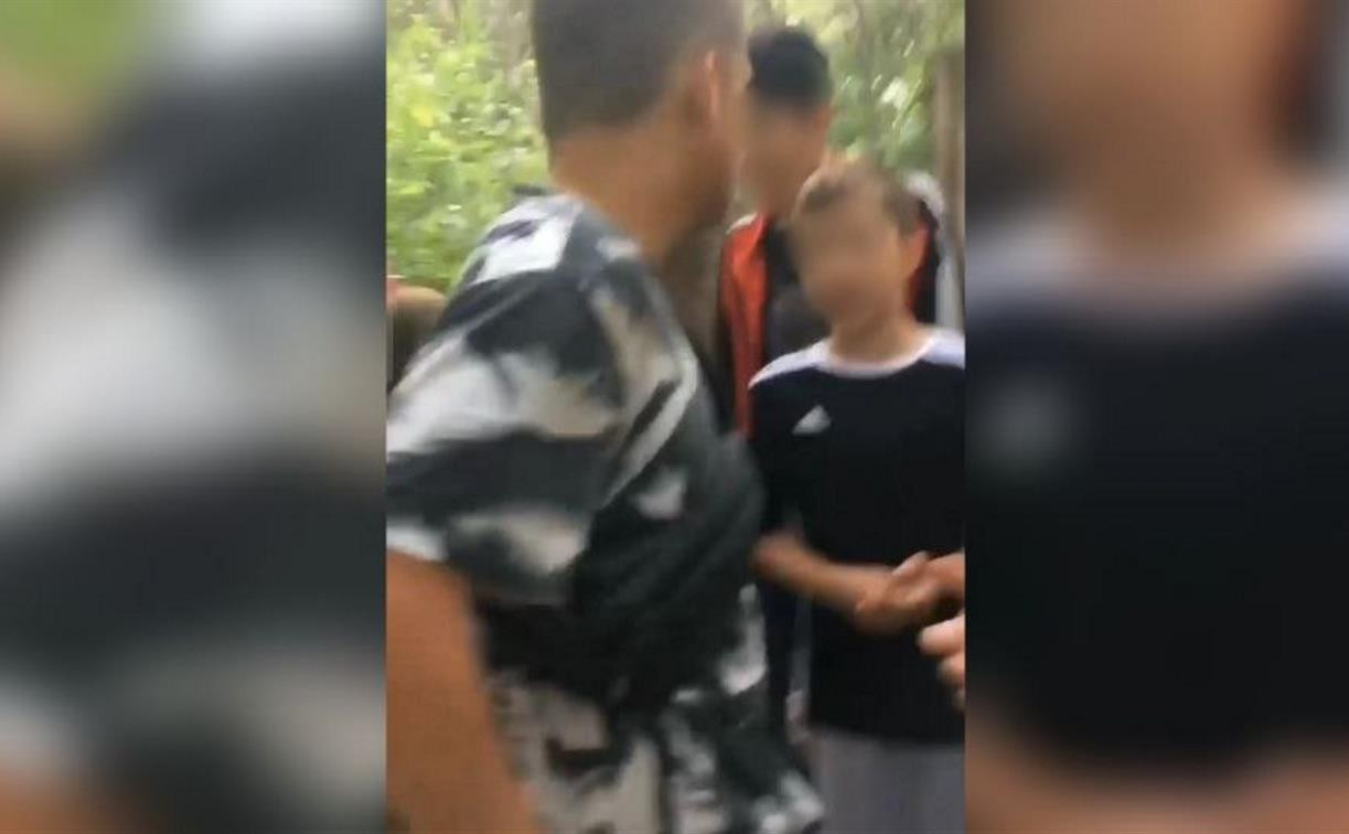Подростки в лесу унижали и избивали сверстника на видео: прокуратура и полиция начали проверки 