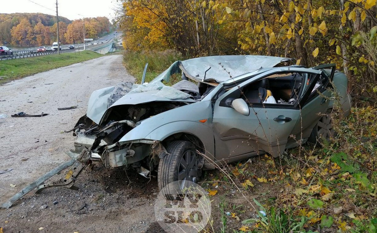 На Щекинском шоссе в Туле легковушка снесла столб и улетела в кювет
