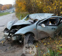 На Щекинском шоссе в Туле легковушка снесла столб и улетела в кювет