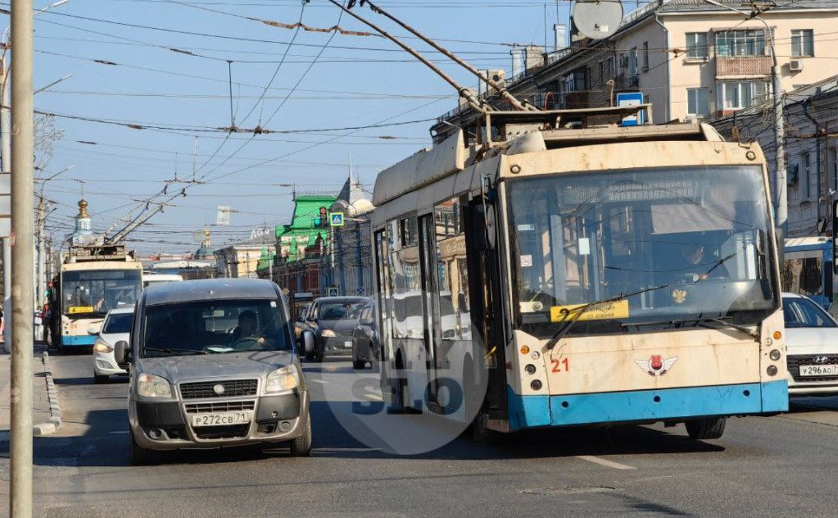 На проспекте Ленина из-за обрыва проводов встали троллейбусы