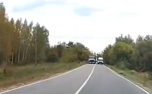 Под Тулой водитель микроавтобуса совершил опасный обгон с нарушением