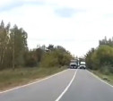 Под Тулой водитель микроавтобуса совершил опасный обгон с нарушением