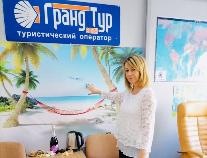 Пугала холерой и турецкой ПВО: директор турфирмы кинула сотни клиентов и сбежала из страны