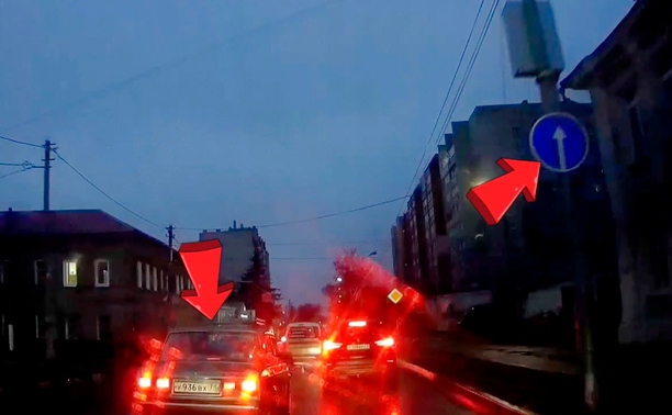 На ул. Оборонной водителю ВАЗа захотелось повернуть налево