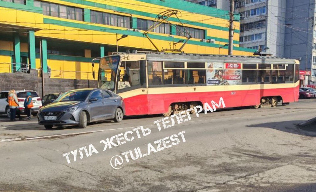 На Епифанской трамвай «подбил» легковушку