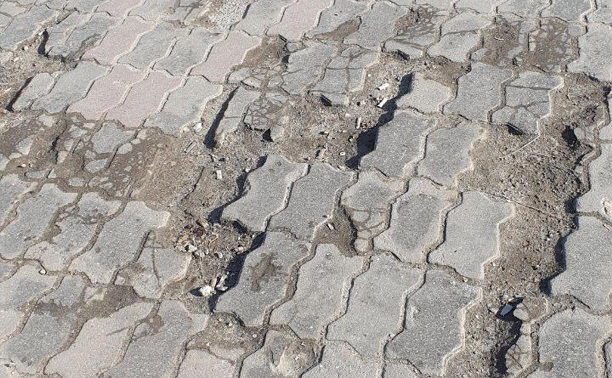 «Плитку пора менять. А то уже грязная вся...» – туляки шутят и возмущаются на тему ремонта тротуара на пр. Ленина