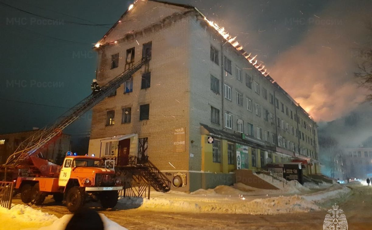 Крупный пожар в Ясногорске: полыхает здание общежития