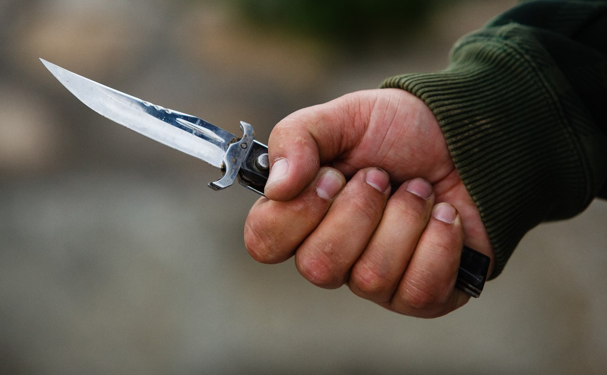 Мужчина, угрожая ножом, вынес выручку из тульского пивного магазина