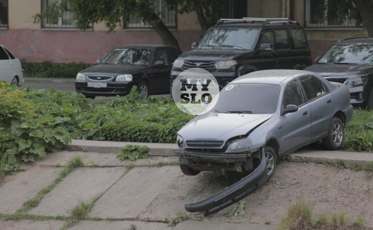 В Туле легковушка без номеров чуть не укатилась в Воронку