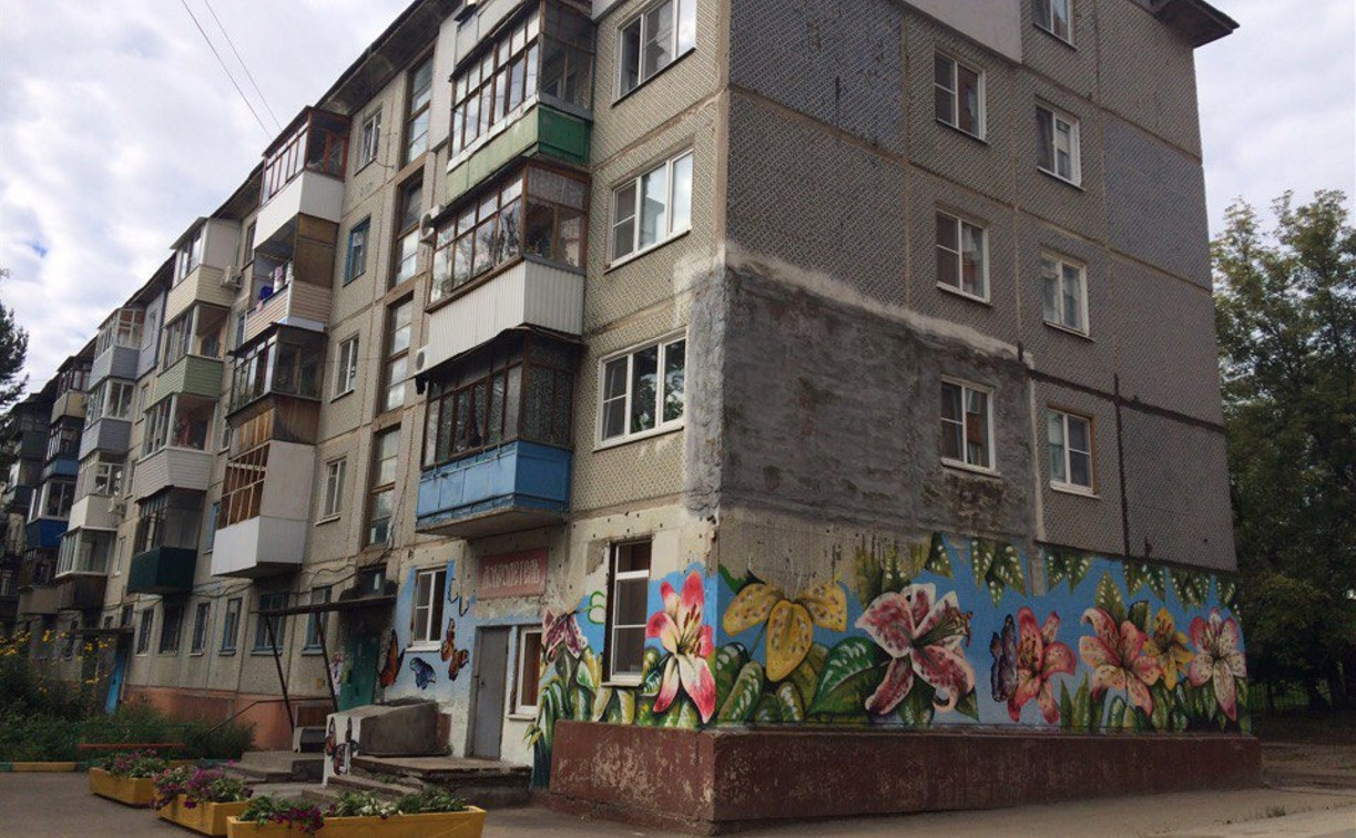 Тульский райтер Юля Засыпкина украсила цветами и бабочками дом на ул. Калинина