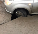 На улице Ленина автомобиль провалился в дыру в асфальте