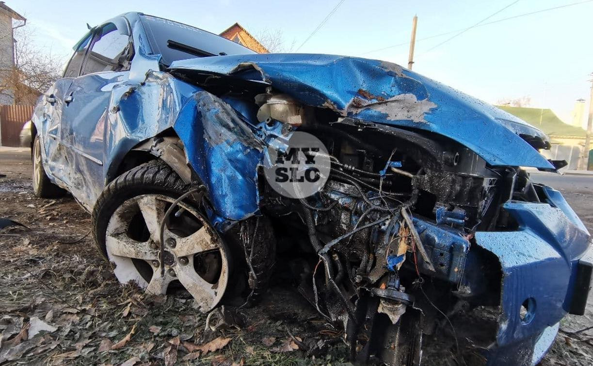 В Туле Mazda сбила рябину и влетела в припаркованный Peugeot 