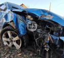 В Туле Mazda сбила рябину и влетела в припаркованный Peugeot 