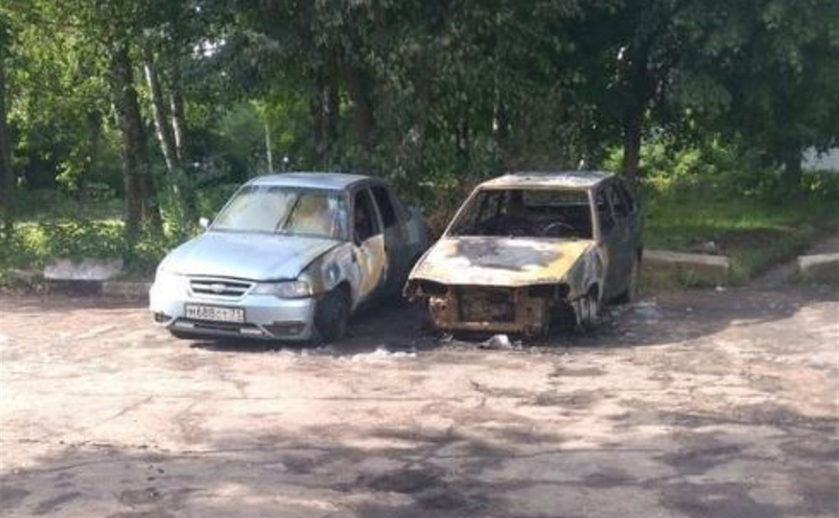 В Тульской области ночью сгорели сразу четыре автомобиля
