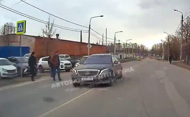В Туле нарушитель на Mercedes едва не задавил пешеходов