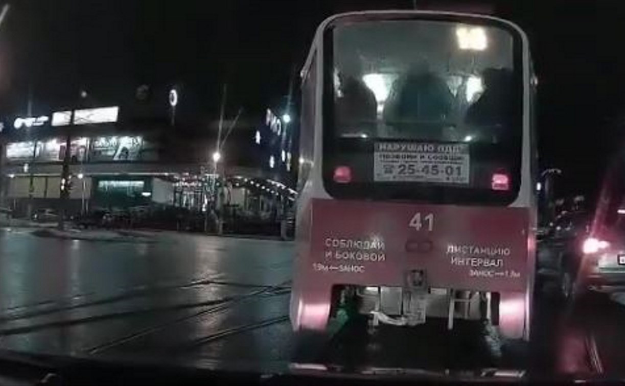 В Туле возле ТЦ «Рио» трамвай задом въехал в автомобиль и уехал: видео
