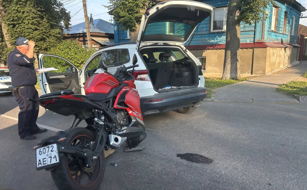 На перекрестке в центре Тулы столкнулись Skoda и мотоцикл