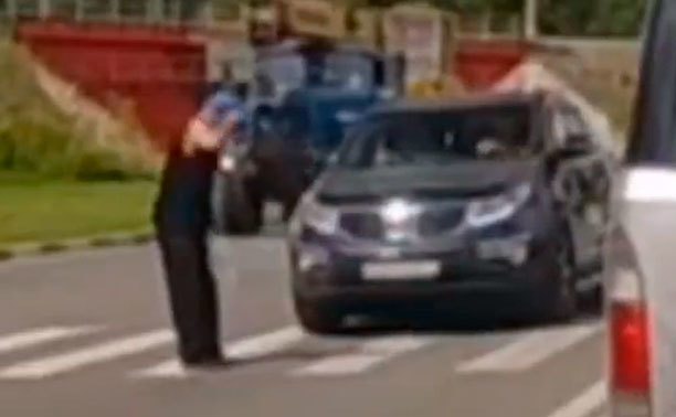 В Туле торопыга едва не сбил идущего по «зебре» пешехода