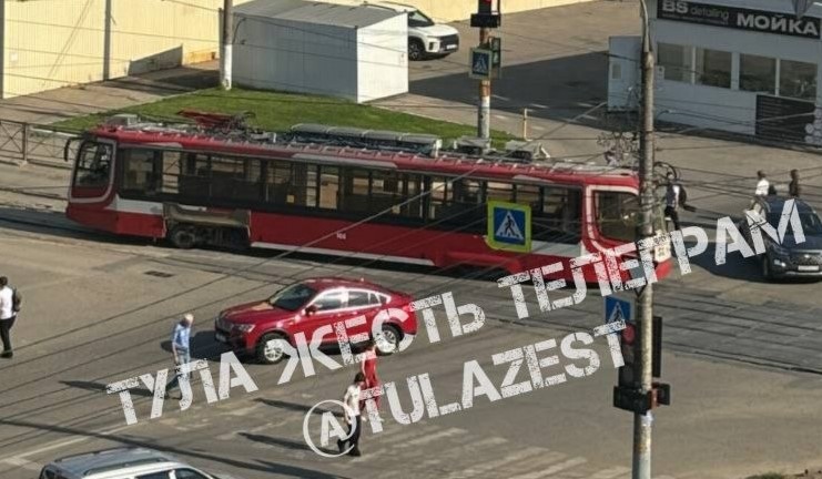 Трамвай сошел с рельсов на улице Коминтерна в Туле