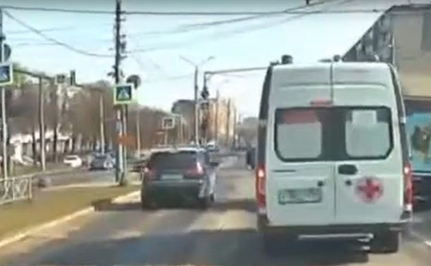 В Туле водитель показал, как нужно уступать дорогу скорой