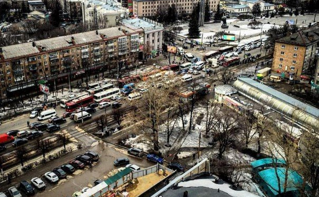 В результате ДТП на улице 9 Мая на проспекте Ленина образовалась автомобильная пробка