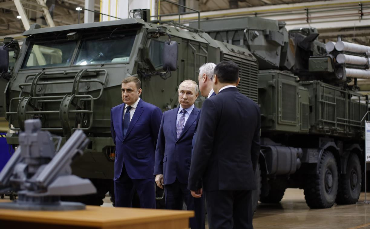 Владимир Путин осмотрел военную технику в цехах тульского КБП