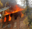 В Узловой добровольцы вместе со спасателями тушили пожар в старом здании