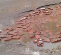 Жители Липок самостоятельно заделали ямы на дорогах города кирпичами 