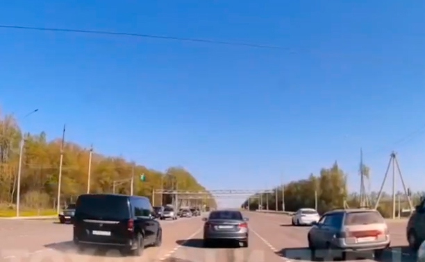 Под Тулой водитель микроавтобуса опасно нарушил ПДД