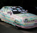 «С днем рождения, Рома!»: в Туле автомобиль полностью забомбили поздравительными стикерами