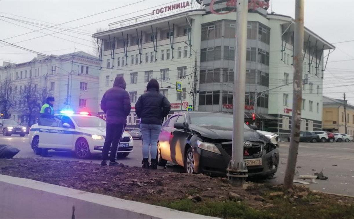 Toyota Camry и ВАЗ-2113 «организовали» пробку на ул. Октябрьской в Туле 