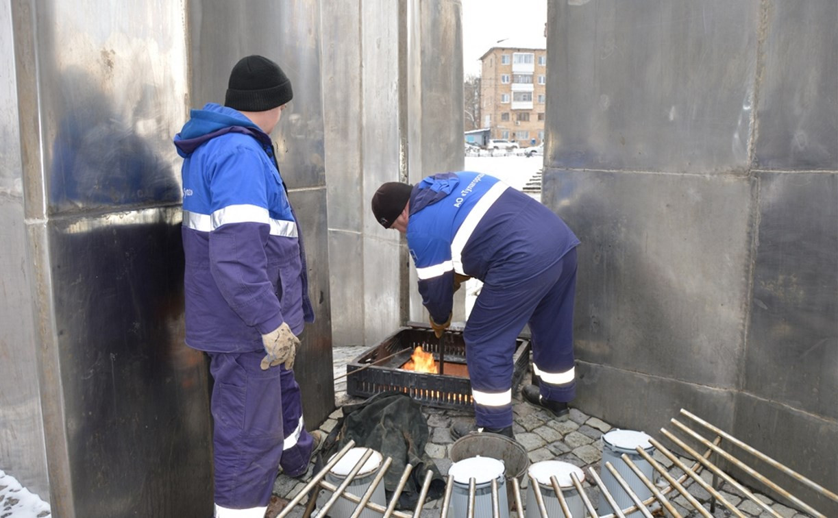 Работники «Тулагоргаза» провели техобслуживание Вечного огня на площади Победы