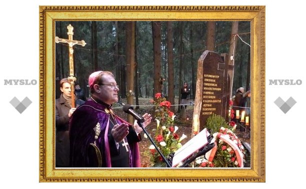 В Петербурге освящен памятник католикам - жертвам политических репрессий