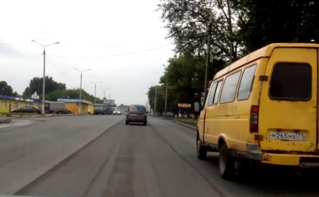 В Туле на Новомосковском шоссе сняли целую полосу нового асфальта