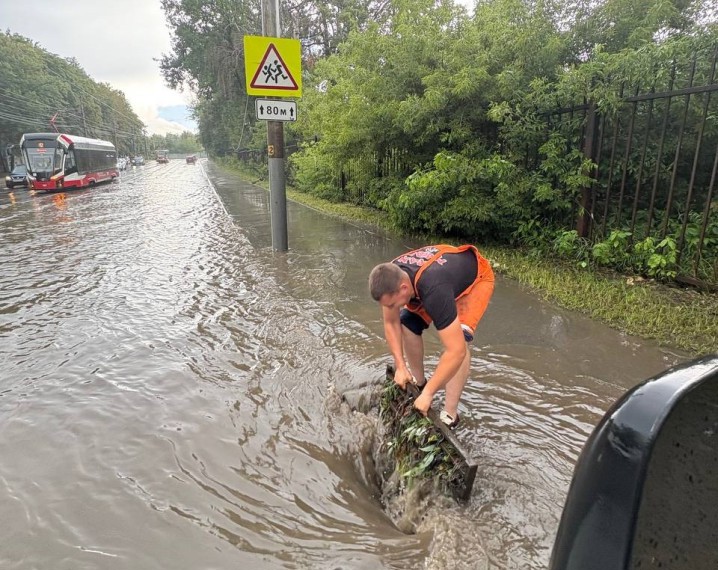 В Туле коммунальщики начали расчищать ливневки в зонах подтоплений 