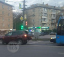 Из-за ДТП с троллейбусом на пр. Ленина в районе «Трех штыков» собирается внушительная пробка   