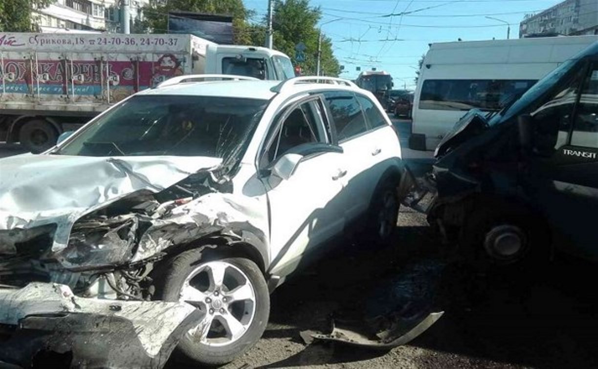 Момент ДТП с маршруткой в Заречье попал на видео